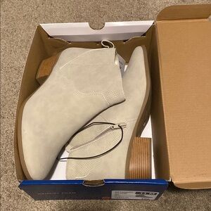 ‼️NWT Women's Cream Ankle Boots